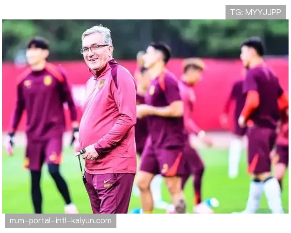 戴上队长袖标的韦世豪 用拼抢和犯规引领球队